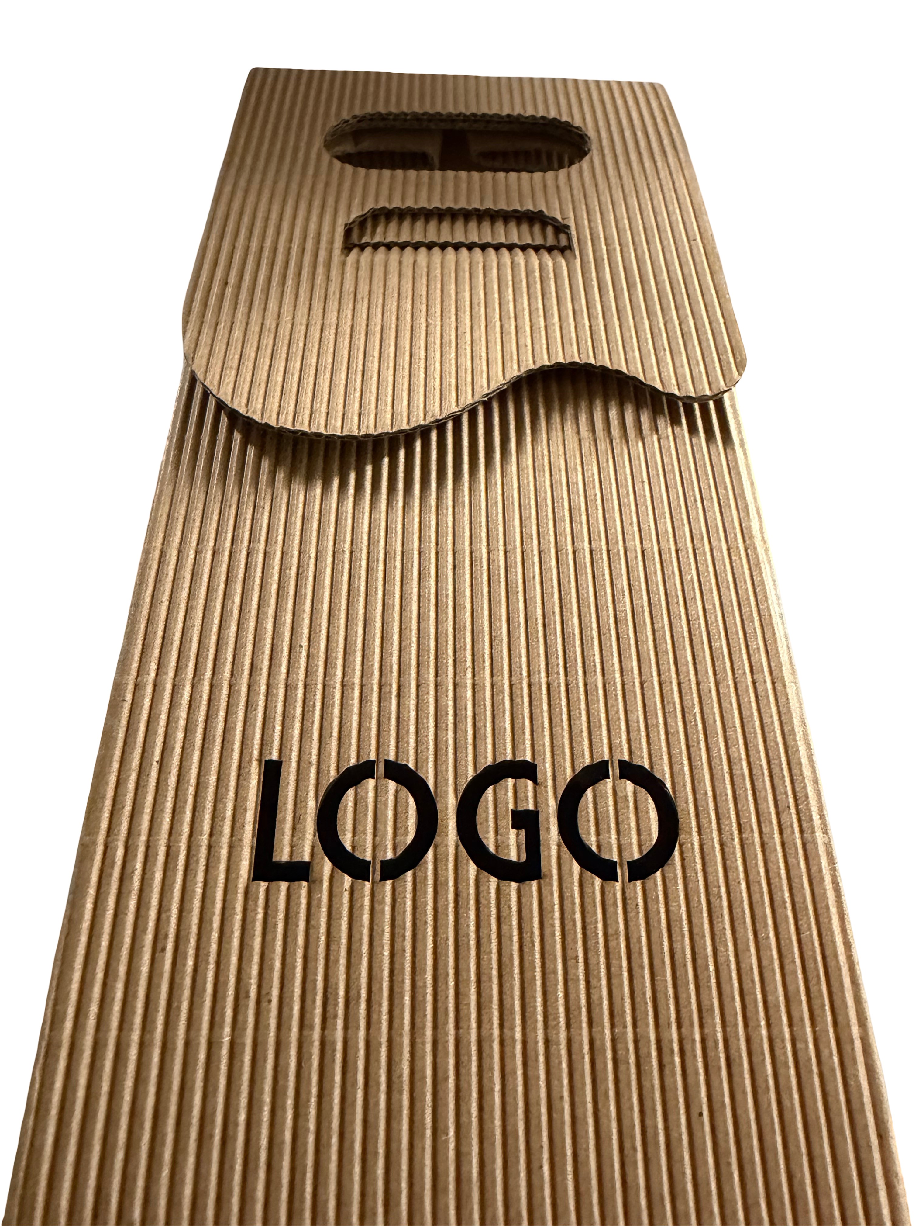 Pudełko na wino W1 — detal wycinanego logo LOGO z bliska, widok z góry